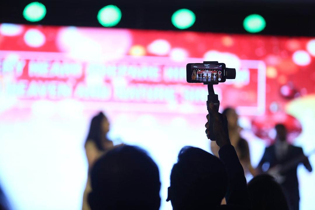 Exemplo visual de dashboard com segmentos de audiência e taxas de conversão em marketing digital