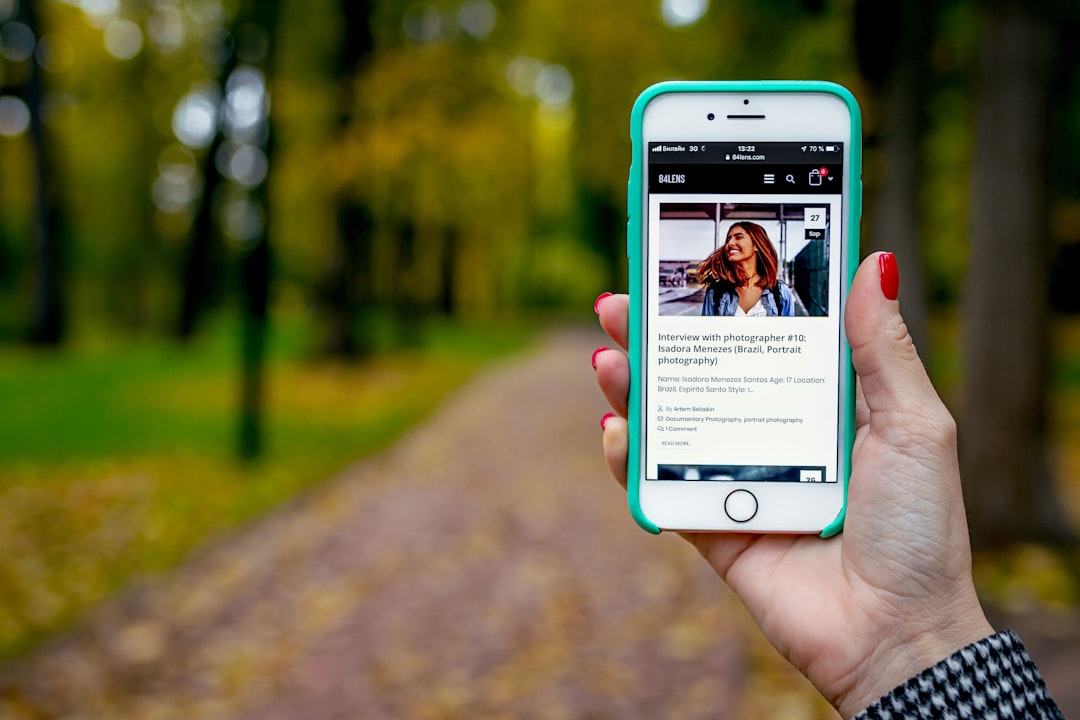 Equipe utilizando inteligência artificial generativa para personalização escalável em copywriting de campanhas digitais