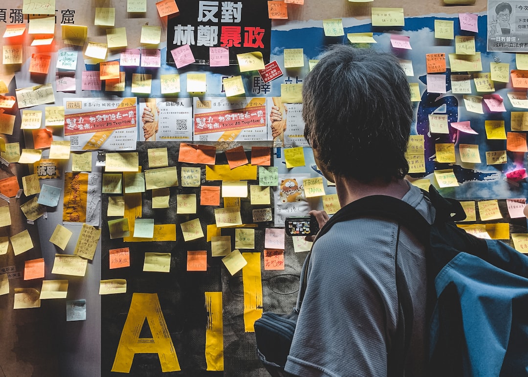 Dashboard mostrando aumento de visibilidade de marca após adoção de estratégias SGE