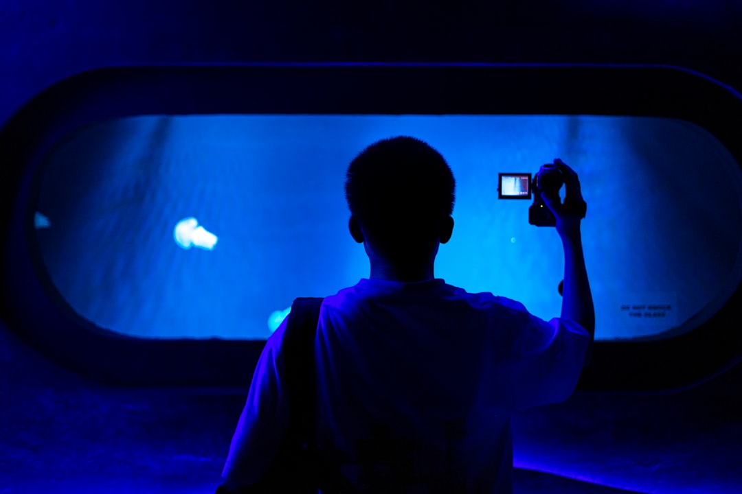 Apresentação de storytelling automatizado com holografia 3D para lançamentos de produtos em ambientes digitais interativos