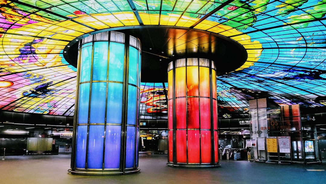 Experiência omnicanal imersiva com navegação guiada por inteligência espacial em plataforma de e-commerce, integrando canais físicos e digitais para potencializar vendas