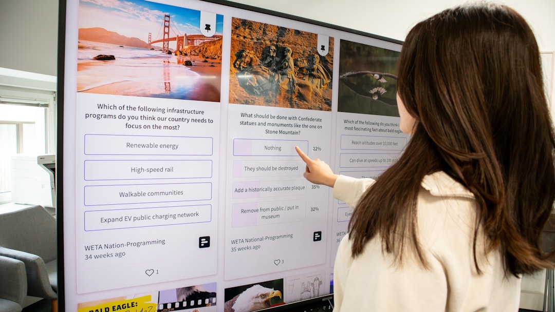 Dashboard demonstrando análise automatizada de sentimentos visuais para ajuste de campanhas de marketing digital