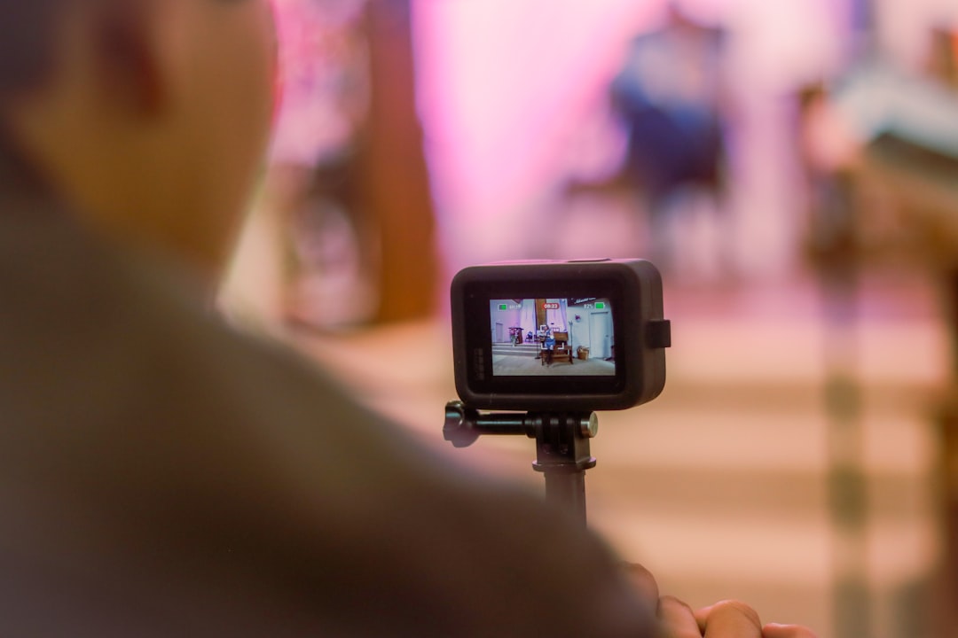 Consultor da Papaya Comunicação apresentando relatórios de live a cliente empresarial