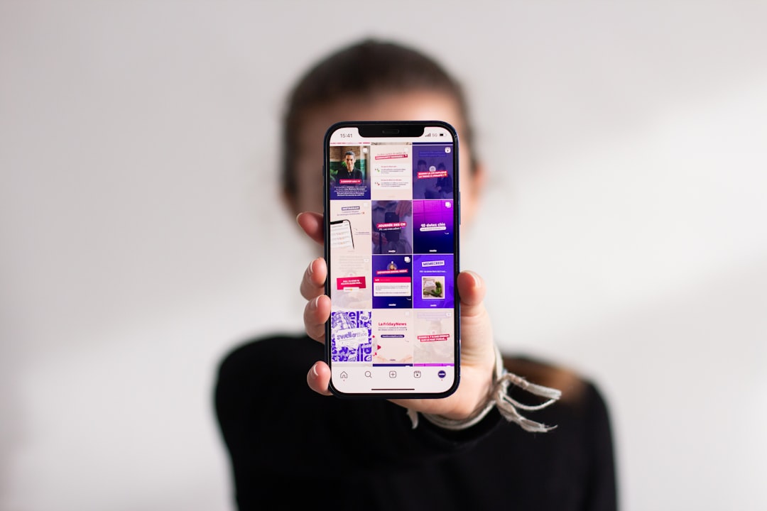 Pessoa interagindo com notificações inteligentes em dispositivos conectados para aumentar a fidelização digital