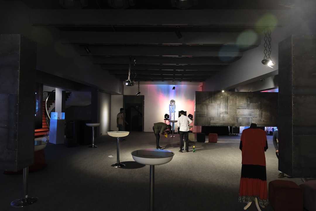 Usuário interagindo com ambiente virtual imersivo utilizando marketing sensorial para empresas