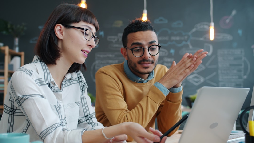 Dashboard visualizando dados de personalização preditiva em campanhas multicanal para marketing