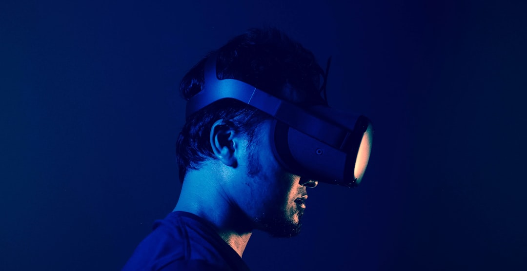Empresários observando ambiente virtual que utiliza storyselling impulsionado por IA em uma estratégia de marketing interativa