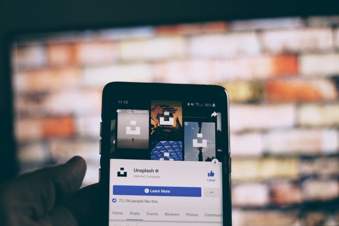 Arte conceitual mostrando consumidores interagindo e comprando via S-commerce em redes sociais