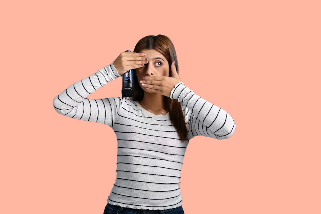 Neuromarketing aplicado à otimização de campanhas digitais com análise de dados, layout colorido e equipe de marketing