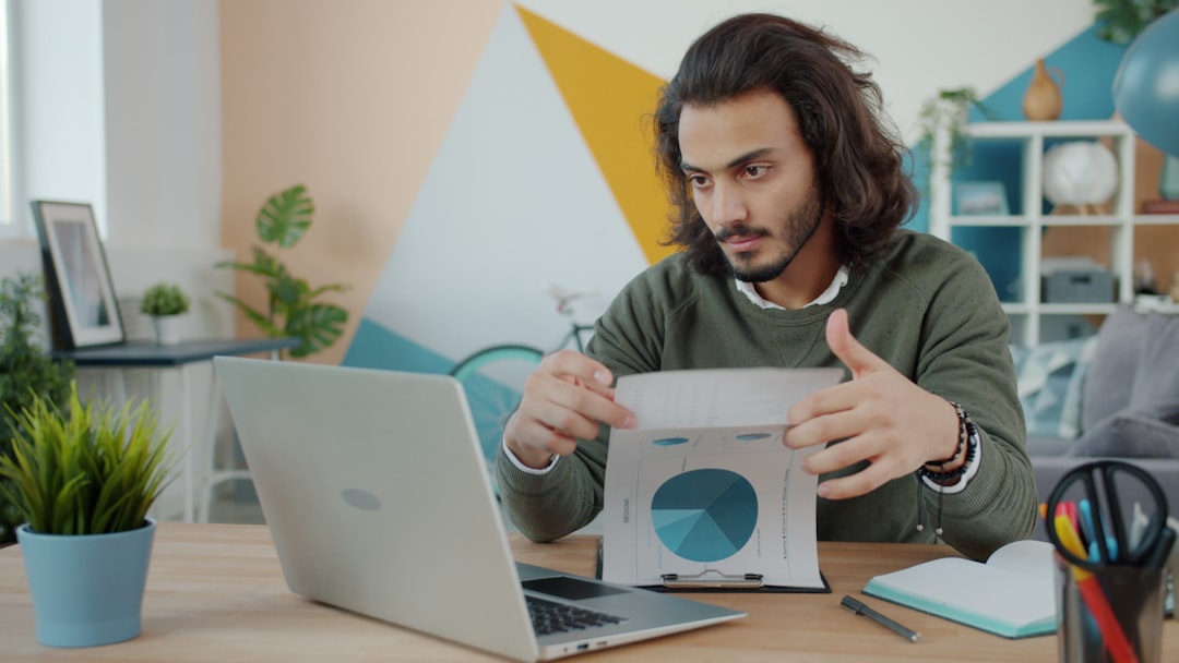 Empresário analisando dados de biometria comportamental no marketing de produtos digitais