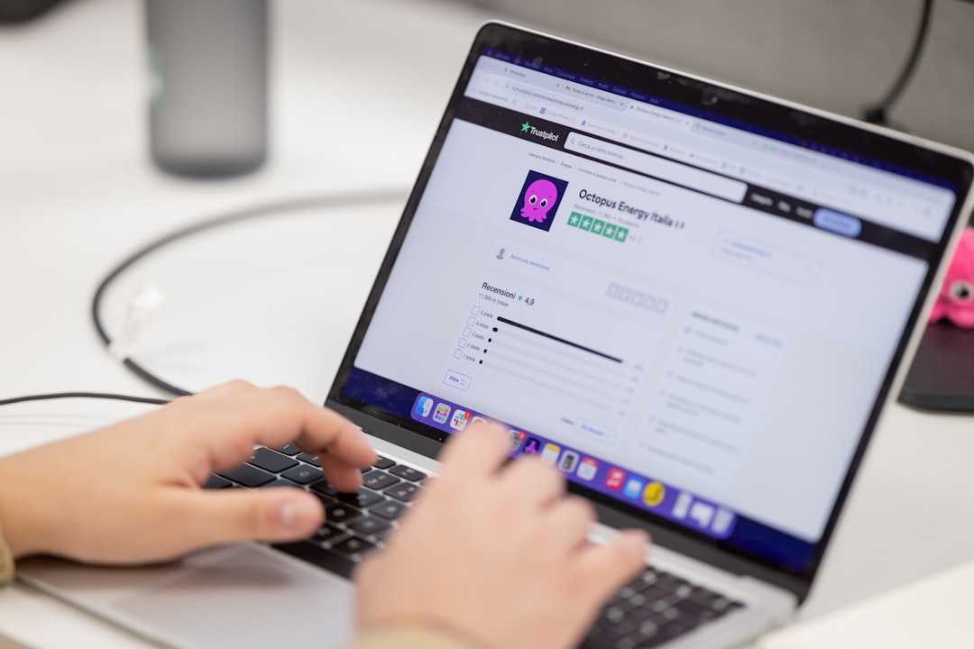 Executivo analisando reputação online e monitorando crises corporativas em tempo real