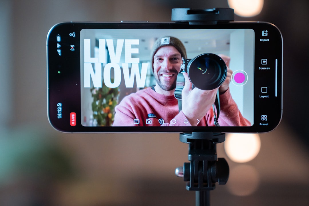 Empresários analisando campanhas de shoppable videos em redes sociais emergentes para alavancar vendas