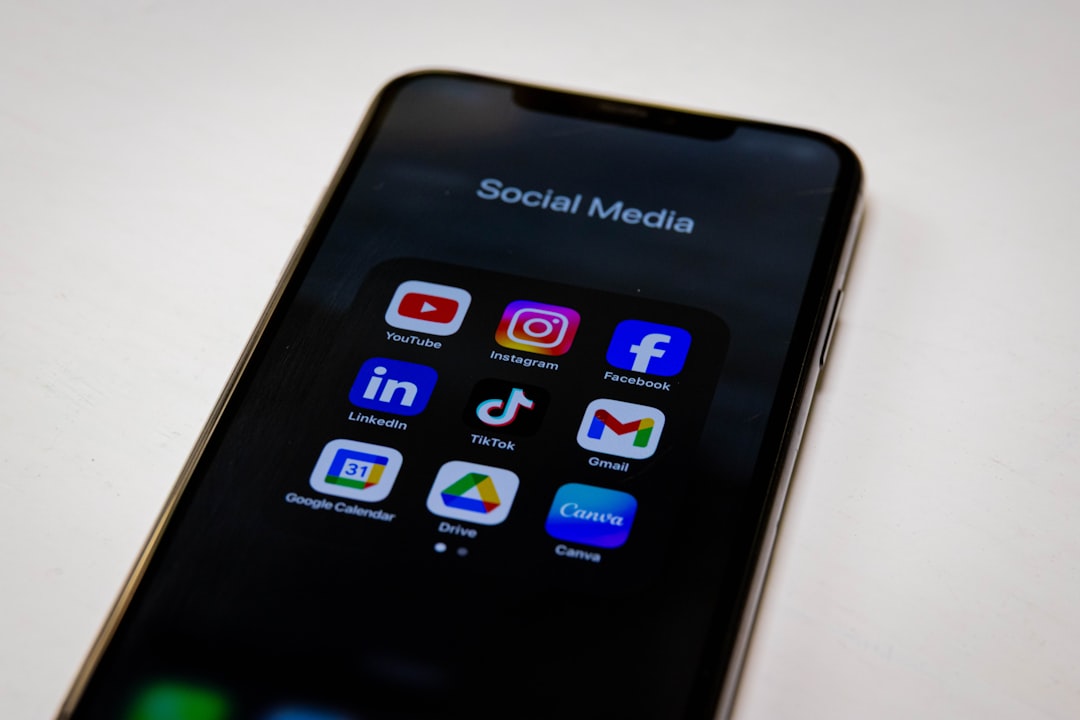 Shoppable video com destaque para produtos clicáveis em rede social emergente