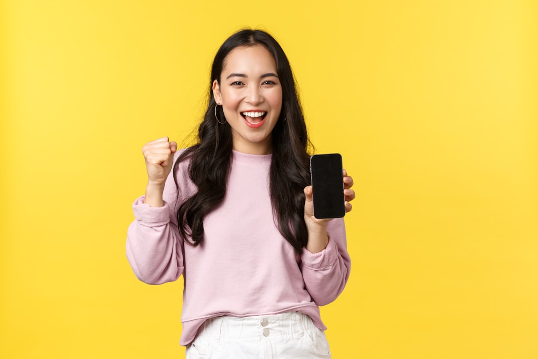 Empresário analisando relatórios sobre fidelidade e engajamento digital com gamificação avançada