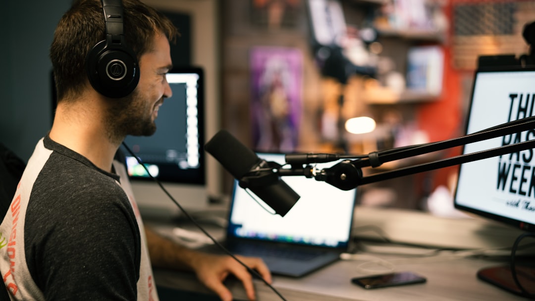 Podcast interativo sendo utilizado como estratégia de engajamento em marketing digital por empresas